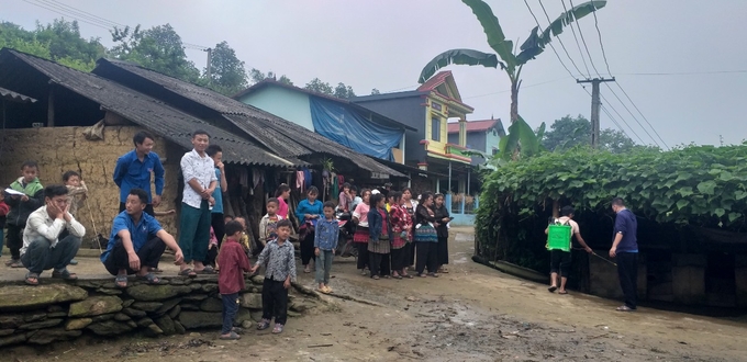 Cán bộ thú y hướng dẫn người dân vùng cao khử trùng tiêu độc xung quanh chuồng trại. Ảnh: HĐ.