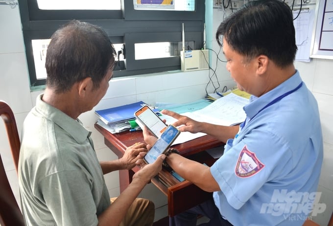 The Kien Giang province's Fishery Port Management Board has invested in infrastructure and allocated personnel to assist fishermen in installing and utilizing the eCDT VN software to support seafood traceability. Photo: Trung Chanh.