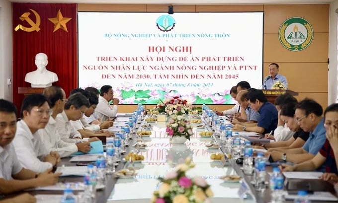 On the morning of August 7, Minister of Agriculture and Rural Development Le Minh Hoan chaired the Conference to develop a project to develop human resources in the Agriculture and Rural Development sector by 2030, with a vision to 2045. Photo: Linh Linh.