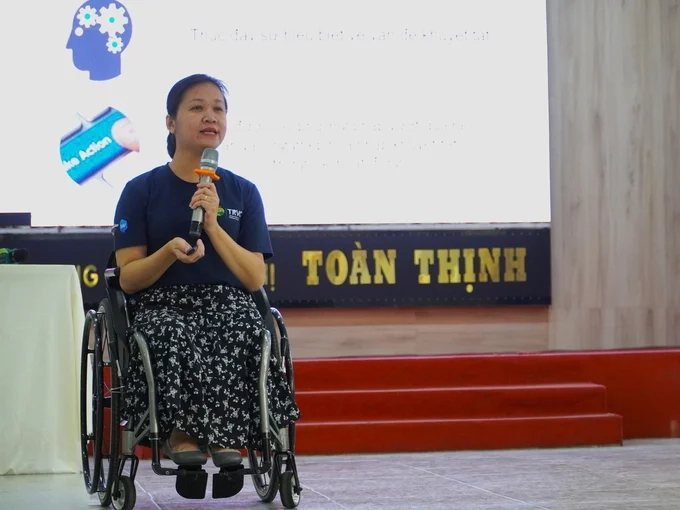 Master Nguyen Thi Lan Anh, consultant on disability integration, clarifies issues of disability integration. Photo: Kim Anh.