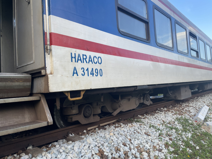 z5708510094493_029acb706dc389aad44c7d2ff4c5d9a9-223401_765.jpg Tàu SE2 trật bánh khi di chuyển qua địa bàn tỉnh Thừa Thiên - Huế. Ảnh: CTV.