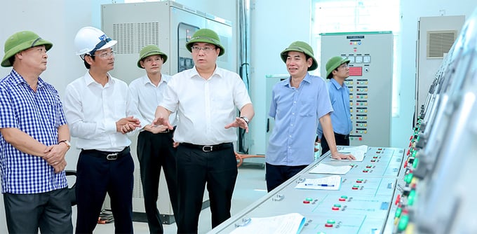 dong-153724_844.jpg Tân Chủ tịch UBND tỉnh Vĩnh Phúc Trần Duy Đông kiểm tra các công trình thủy lợi, phòng chống thiên tai. Ảnh: CTT Vĩnh Phúc.