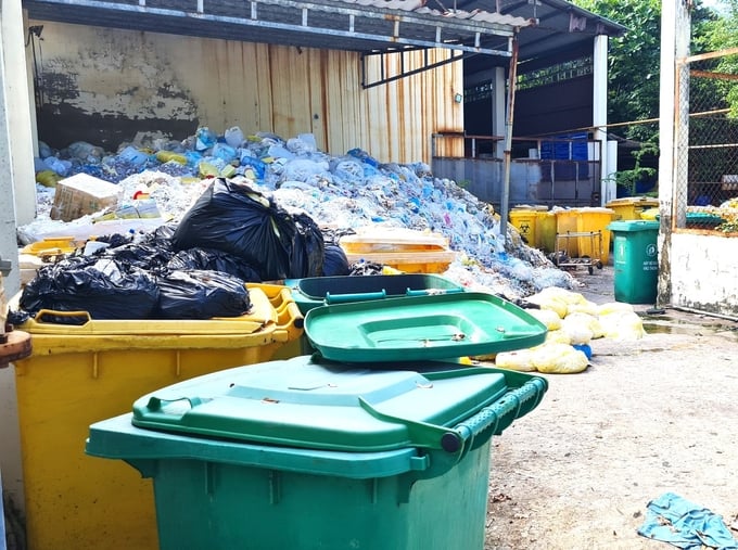 Hàng trăm tấn rác thải y tế nguy hại được tập kết tại Bệnh viện Đa khoa tỉnh Kiên Giang cũ không được xử lý, trở thành điểm nóng về ô nhiễm môi trường. Ảnh: Trung Chánh.