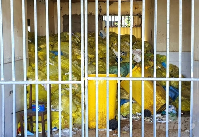 Khoảng 1 năm nay, lò đốt rác y tế tại Kiên Giang bị bị hư không thể hoạt động nên rác được chất đống lên đến hàng trăm tấn. Ảnh: Trung Chánh.