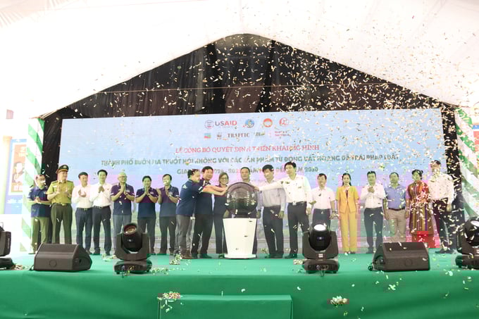 img_5037-110322_375.jpg Các đại biểu bấm nút phát động sự kiện. Ảnh: Quang Yên.