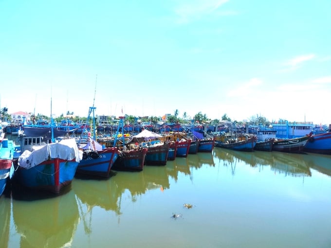1-154516_600.jpg Cảng cá Tịnh Hòa (TP Quảng Ngãi, tỉnh Quảng Ngãi) hiện nay chưa đáp ứng được nhu cầu neo đậu, tránh trú bão của tàu thuyền của ngư dân địa phương. Ảnh: L.K.