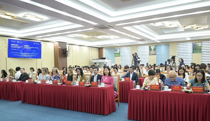 Diễn đàn 'Vì sự tiến bộ của phụ nữ trong nông nghiệp' được tổ chức chiều 12/8 trực tiếp tại Học viện Nông nghiệp Việt Nam (VNUA) và trực tuyến với hơn 50 điểm cầu. Ảnh: Tùng Đinh.