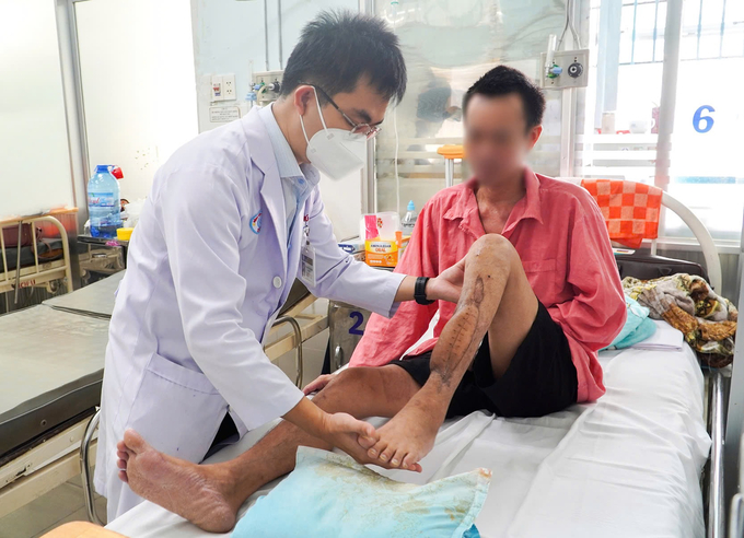 c94b7858-bdd1-4359-884f-db118d9ad166-180541_283.jpeg Bác sĩ kiểm tra khả năng vận động chân của bệnh nhân sau phẫu thuật ghép mảnh in 3D titan dạng lưới. Ảnh: BVCC.