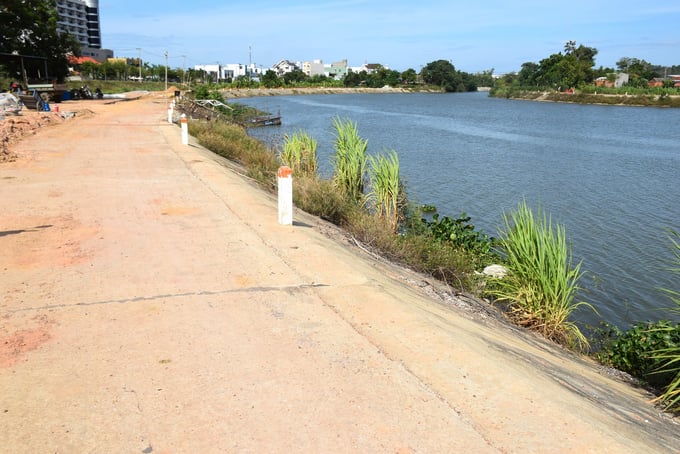 1-154509_625.jpg Kè bờ Bắc của sông Tân An (thị xã An Nhơn, Bình Định) được xây dựng đã 2 năm nay. Ảnh: V.Đ.T.