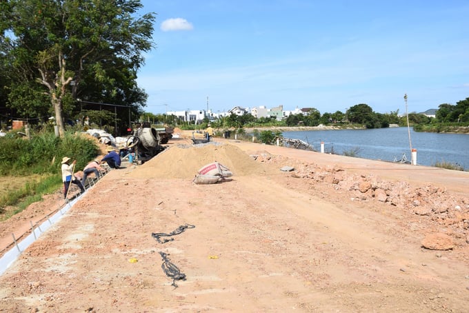 2-154508_401.jpg Năm 2024, thị xã An Nhơn (Bình Định) tiếp tục mở rộng đường bờ kè bờ Bắc của sông Tân An. Ảnh: V.Đ.T.