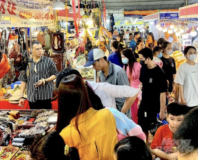z5727198342768_7b0a6f5c1d22ef695cdf2e071f65280f-162854_413-162854.jpg Hội chợ thu hút hàng ngàn lượt khách đến tham quan, mua sắm mỗi ngày. Ảnh: Lê Hoàng Vũ.