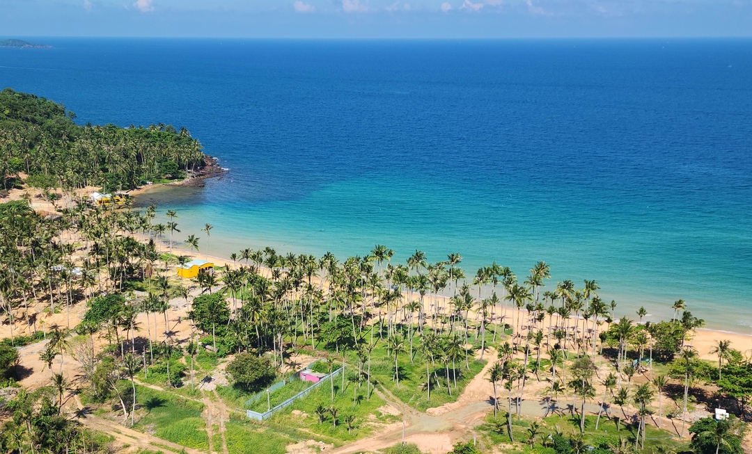 Bãi biển với nước rất trong xanh và hàng dừa đặc trưng ở Hòn Thơm.