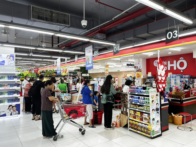 hon-300-san-pham-gia-sieu-re-cho-nguoi-tieu-dung-cac-tinh-thanh-mien-nam-151109_413.jpg Khách hàng mua sắm tại WinMart cuối tuần.