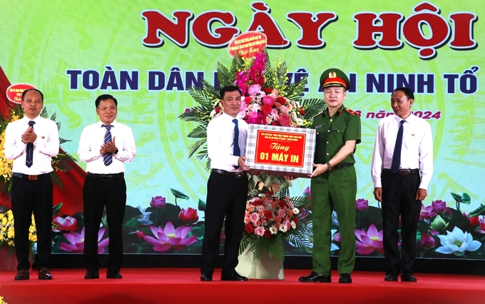 xay-dung-huyen-tinh-khong-co-toi-pham-te-nan-190446_972.jpg Thiếu tướng Nguyễn Ngọc Lâm, Thứ trưởng Bộ Công an tặng quà chúc mừng chính quyền thị trấn Mậu A, huyện Văn Yên. Ảnh: Thanh Tiến.