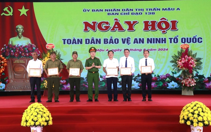 xay-dung-huyen-tinh-khong-co-toi-pham-te-nan-190640_606.jpg Thiếu tướng Nguyễn Ngọc Lâm, Thứ trưởng Bộ Công an tặng bằng khen cho các tập thể, cá nhân có thành tích xuất sắc trong phong trào Toàn dân bảo vệ ANTQ. Ảnh: Thanh Tiến.