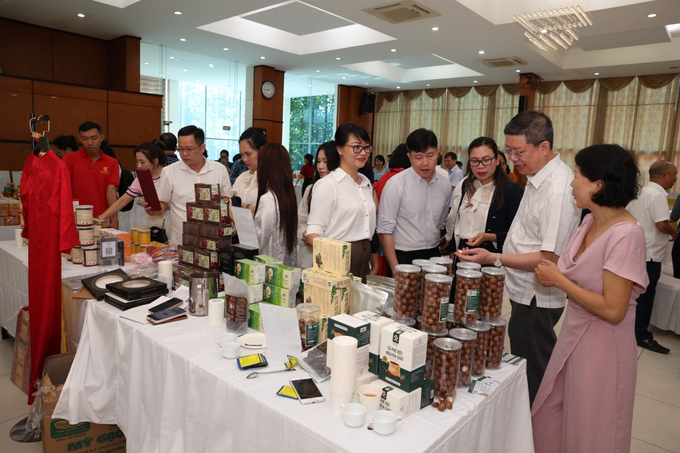z5706654572988_d66337b598150231553c65c5f94abcc8-101256_386.jpg Xem các sản phẩm trưng bày. Ảnh: BTC.