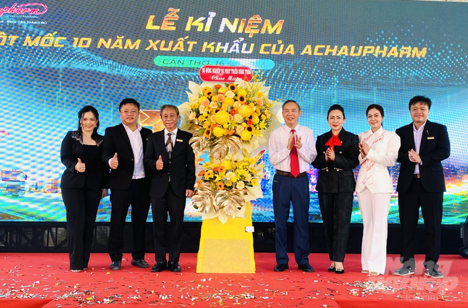 anh-4-145319_822-145320.jpg Thứ trưởng Bộ NN-PTNT Phùng Đức Tiến tặng hoa chúc mừng ban lãnh đạo Achaupharm xuất khẩu đơn hàng thứ 500 sang thị trường Trung Đông. Ảnh: Lê Hoàng Vũ.