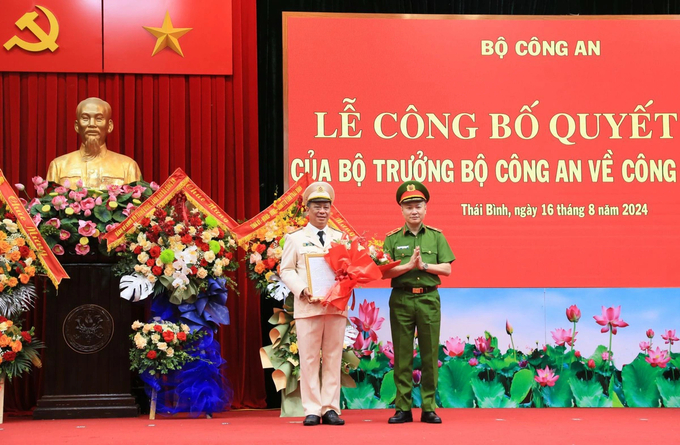 dai-ta-tran-xuan-anh-17237895054461910556371-140441_908.jpg Thiếu tướng Nguyễn Ngọc Lâm, Thứ trưởng Bộ Công an, trao quyết định và tặng hoa chúc mừng Đại tá Trần Xuân Ánh. Ảnh: Cổng TTĐT Thái Bình.
