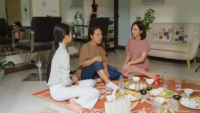 truc-tiep-sao-kim-ban-tim-sao-hoa-tap-14-tren-vtv3-hom-nay-16-8-152148_155.jpg Trang và Yên có mặt tại quán Đào để giải tỏa ấm ức. Ảnh CMN