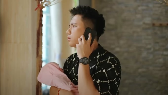 truc-tiep-sao-kim-ban-tim-sao-hoa-tap-14-tren-vtv3-hom-nay-16-8-152149_960.jpg Hào ở nhà trông cháu nên cũng không hiểu Quý sao vẫn chưa giao hàng. Ảnh CMH