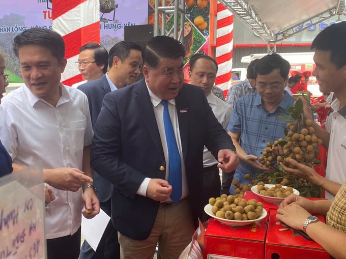 z5736141461088_8927e1688c81aae0f21aa7eea69ca807-105401_410.jpg Các đại biểu tham quan, thưởng thức nhãn lồng Hưng Yên tại Big C Thăng Long. Ảnh: Thanh Ngân.