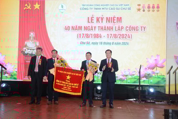z5736364152534_b0ef25b4313c91e0a9cffc48541c6e49-140003_823.jpg Lãnh đạo Tập đoàn Công nghiệp Cao su Việt Nam tặng bức trướng cho Công ty Cao su Chư Sê nhân dịp kỷ niệm 40 năm thành lập. Ảnh: PV.