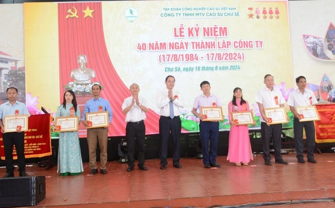 z5736378348683_915139f7e8af1573c83b365643380157-140048_271.jpg Các cá nhân Công ty Cao su Chư Sê có thành tích xuất sắc nhận Bằng khen của Tập đoàn. Ảnh: PV.