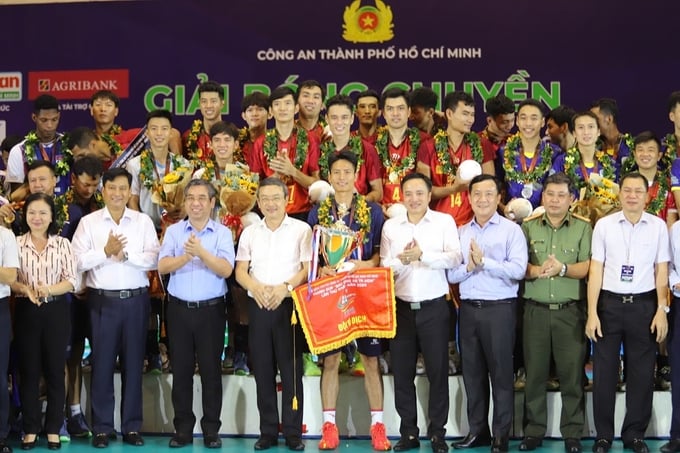cong-an-1-065800_426.jpg Cầu thủ Công an TPHCM nhận thưởng sau chiến thắng tại chung kết.