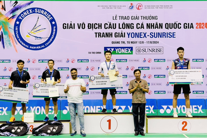 img_0674-162108_904.jpg Các tay vợt nhận giải thưởng nội dung đơn nam.