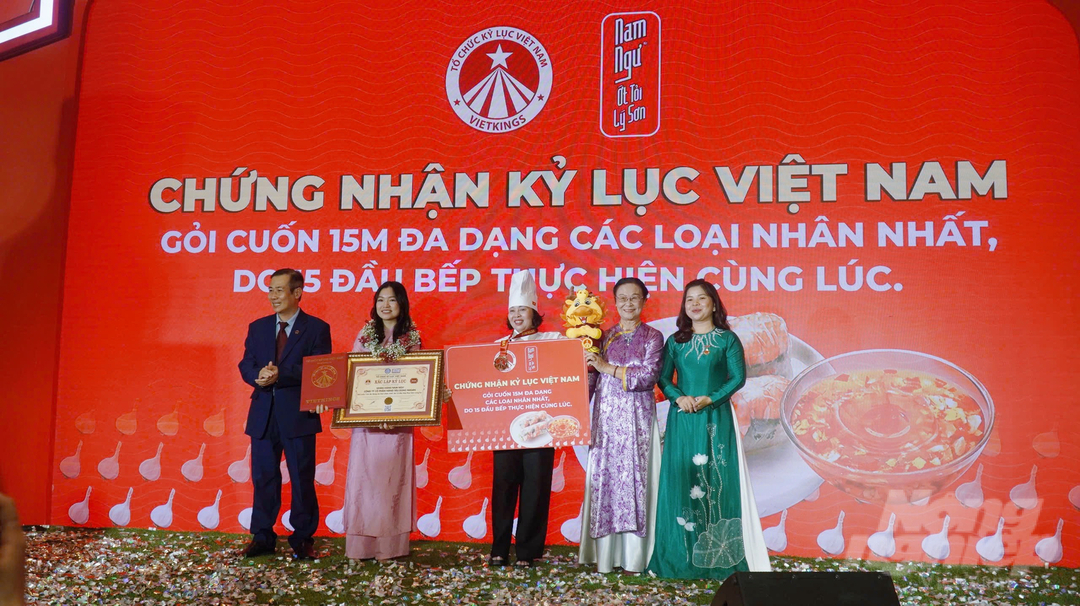z5740199081773_e13bc45eee66b8c1e2588c720aa9fa2a-162248_108-162249.jpg Một đầu bếp cho biết, cuộc trình diễn này không có chỗ cho sự phô diễn cá nhân, mọi người phải hiểu ý nhau để thực hiện. Món gỏi cuốn tuy đơn giản nhưng với kích thước khổng lồ thì tinh thần đồng đội vô cùng quan trọng.