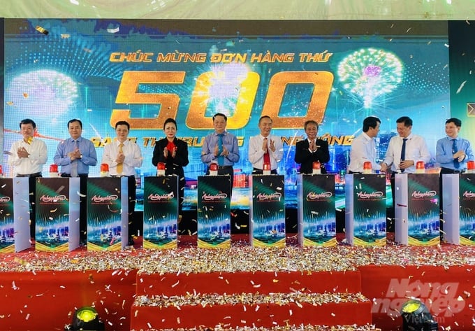Deputy Minister of Agriculture and Rural Development Phung Duc Tien, along with leaders from various units, departments, and A Chau Veterinary Medicine Co., Ltd., performed the ceremony to announce the 500th order to the Middle Eastern market. Photo: Le Hoang Vu.