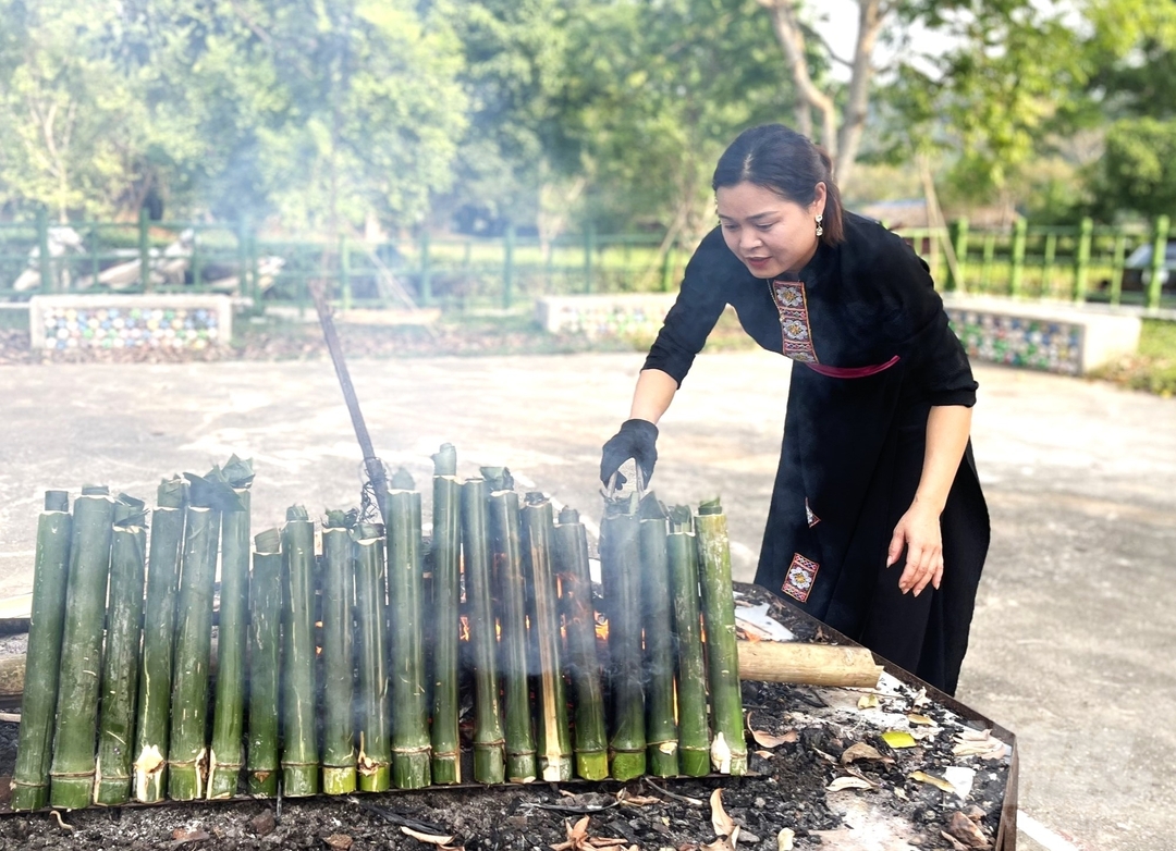 z5360282270227_747fdba2fb50d2d5bdcfe22b1bd1b674-105551_989-105551.jpg Đến Tân Trào tìm hiểu lịch sử, trải nghiệm danh lam thắng cảnh và thưởng thức món cơm lam đặc sản của đồng bào dân tộc Tày khá hấp dẫn.