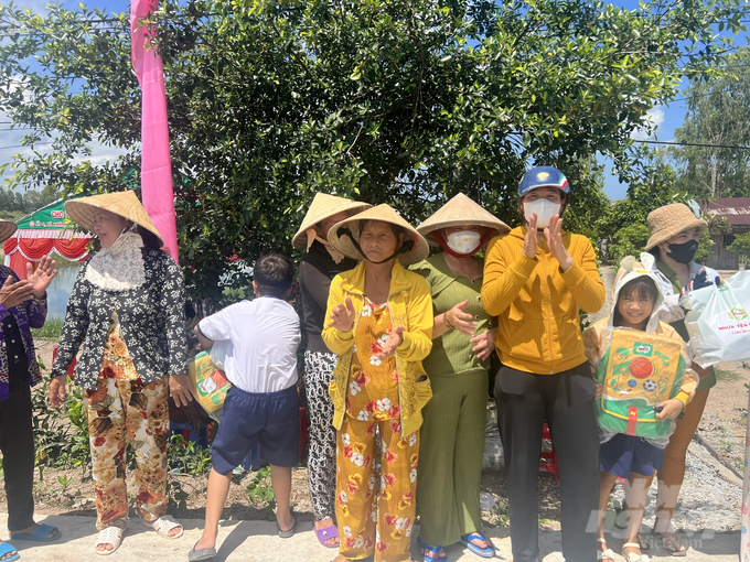z5743024042181_56412e7ea7b7d8deff2983c74b309ef2-172316_787-172318.jpg Người dân xã Khánh Thuận vui mừng trong ngày khánh thành cầu 112 (cầu kênh 30/4). Ảnh: Trọng Linh.