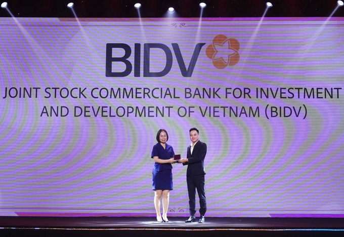 anh-025-104121_559.jpeg Bà Vũ Thị Thu Hiền - Phó Giám đốc Ban Tổ chức nhân sự BIDV - đại diện Ngân hàng nhận giải thưởng 'Doanh nghiệp quan tâm chăm sóc nhân viên tuyệt vời nhất', TP. HCM ngày 8/8/2024.