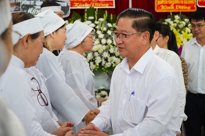 anh-3-105945_174.jpg Ông Trần Việt Trường, Chủ tịch UBND TP Cần Thơ; ông Nguyễn Ngọc Hè, Phó Chủ tịch UBND TP Cần Thơ cùng đoàn đến viếng Giáo sư Võ Tòng Xuân. Ông Trần Việt Trường gửi lời chia buồn cùng gia đình và thân quyến của thầy. Để lại những dòng tâm sự trên quyển sổ tang, ông Trường bày tỏ sự thương tiếc, thành kính tiễn biệt Anh hùng lao động, Nhà giáo Nhân dân, GS.TS Võ Tòng Xuân - Nhà khoa học lỗi lạc, người thầy tận tụy, người bạn chân thành của hàng triệu nông dân Việt Nam.