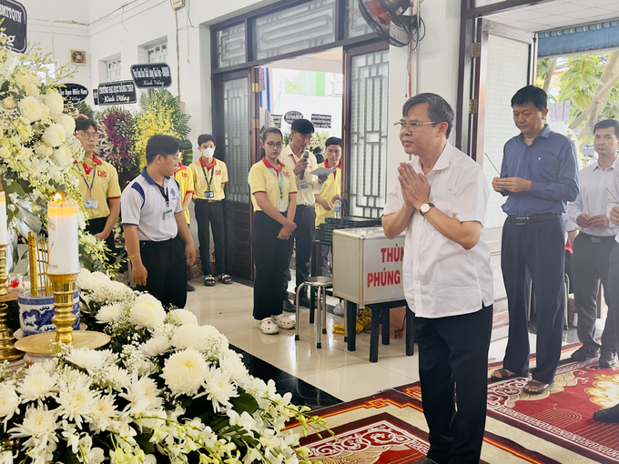 anh-4-110003_810.jpg Ông Trương Cảnh Tuyên, Phó Chủ tịch UBND tỉnh Hậu Giang, cùng lãnh đạo Sở NN-PTNT và một số đơn vị vào viếng Giáo sư Võ Tòng Xuân.