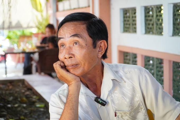 anh-6-110147_126.jpg Ông Ngô Minh Giàu, Giám đốc HTX nông nghiệp Năm Giàu ở xã Nhơn Mỹ, huyện Kế Sách, tỉnh Sóc Trăng sau khi hay tin Giáo sư Võ Tòng Xuân qua đời, ngay từ chiều 19/8, ông đã di chuyển lên TP Cần Thơ chờ đón linh cữu của giáo sư.
