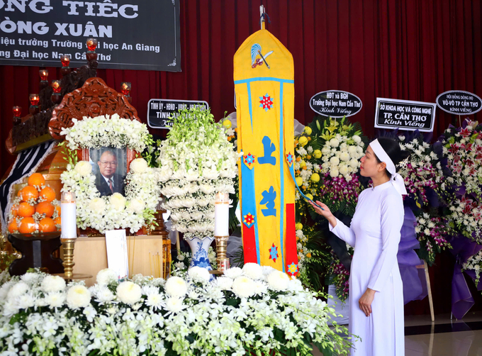 anh-7-110328_249.jpg Gia đình bùi ngùi, xúc động bên linh cữu Giáo sư Võ Tòng Xuân.
