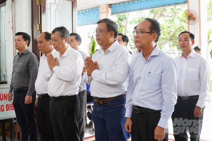 thu-truong-bo-nn-ptnt-hoang-trung-vieng-gs-vo-tong-xuan-142554_962-142556.jpg Thứ trưởng Bộ NN-PTNT Hoàng Trung cùng một số đơn vị trực thuộc Bộ NN-PTNT viếng Giáo sư Võ Tòng Xuân. Ảnh: Kim Anh.