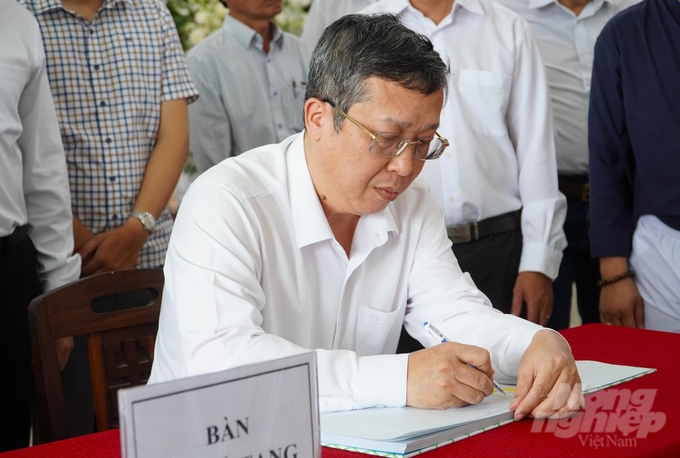 thu-truong-bo-nn-ptnt-hoang-trung-vieng-gs-vo-tong-xuan-142811_763-142812.jpg Thứ trưởng Hoàng Trung ghi sổ tang. Ảnh: Kim Anh.