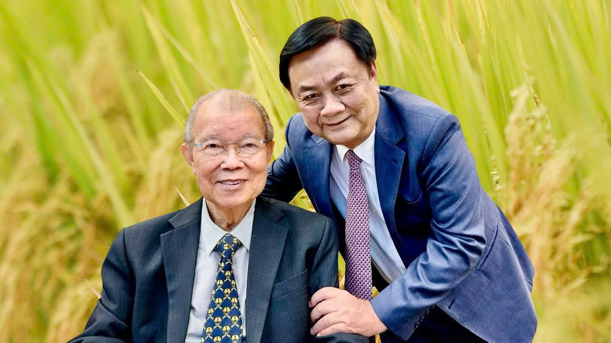 bo-truong-le-minh-hoan-bua-com-voi-thay-xuan-084414_526.jpg