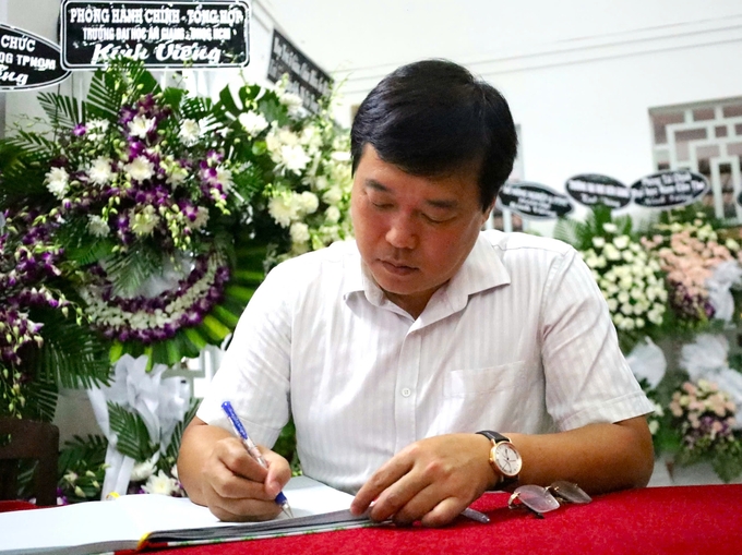 Ông Lê Quốc Phong, Bí thư Tỉnh ủy Đồng Tháp, bày tỏ tình cảm của Đảng bộ, chính quyền và người dân tỉnh Đồng Tháp đối với Giáo sư Võ Tòng Xuân trong sổ tang. Ảnh: Kim Anh.