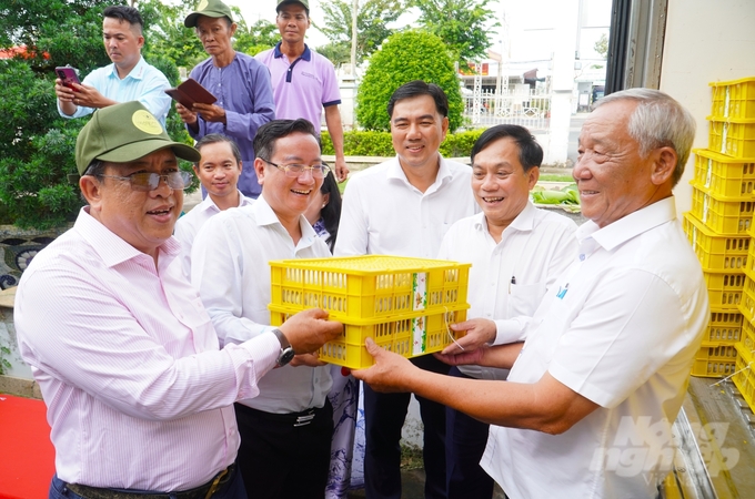 khi-nhung-nong-dan-nho-lien-ket-dua-trai-thanh-nhan-xuat-ngoai-130505_947-130506.jpg