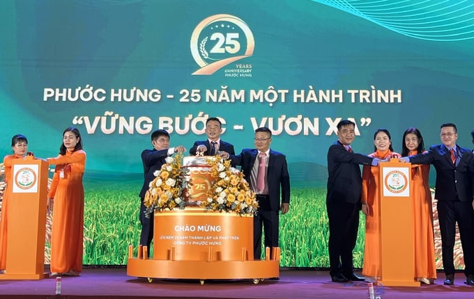 36f8749c8531216f7820-1-161332_21.jpg Ông Phạm Ngọc Em, Chủ tịch HĐQT, Tổng giám đốc Công ty TNHH-TM-SX Phước Hưng (đứng giữa) cùng ban lãnh đạo công ty cắt bánh sinh nhật nhân kỷ niệm 25 năm thành lập công ty. Ảnh: Đức Trung.