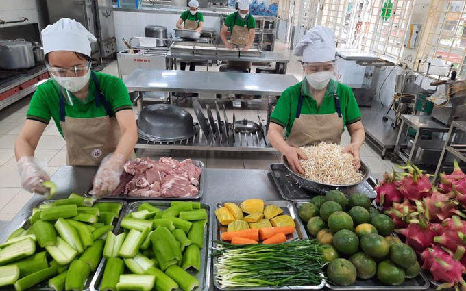 an-toan-thuc-pham-155001_935.jpeg Theo kiểm tra y tế, có 15 nghìn cơ sở vi phạm về an toàn thực phẩm, giảm so với cùng kỳ năm 2023 (40.403 cơ sở). Ảnh: VnEconomy.