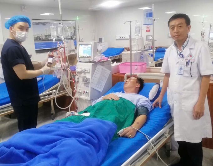 cac-y-bac-sy-benh-vien-hung-vuong-gia-lai-tich-cuc-cap-cuu-cho-benh-nhan-bi-ong-vo-ve-dot-143025_818.jpg Các y, bác sỹ Bệnh viện Hùng Vương Gia Lai tích cực cấp cứu cho bệnh nhân bị ong vò vẽ đốt. Ảnh: Đ.L.