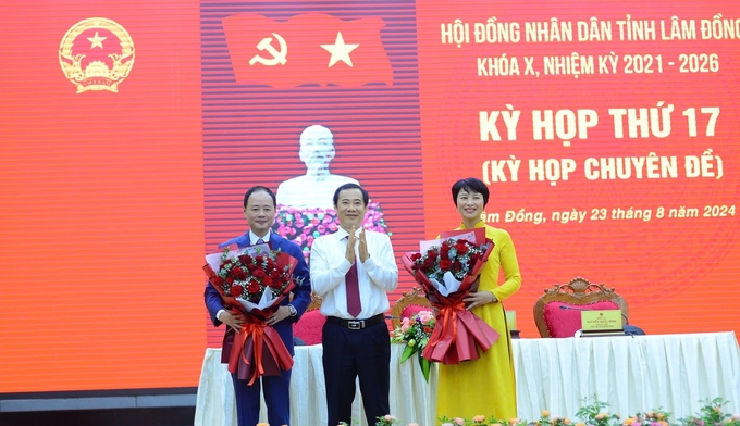 z5758774206899_6fe12e0924a67b1aaeeaff9fed1a7964-123102_976.jpg Quyền Bí thư Tỉnh ủy Lâm Đồng Nguyễn Thái Học (giữa) tặng hoa chúc mừng bà Phạm Thị Phúc, tân Chủ tịch HĐND tỉnh Lâm Đồng và ông Trần Hồng Thái, tân Chủ tịch UBND tỉnh Lâm Đồng. Ảnh: MH.