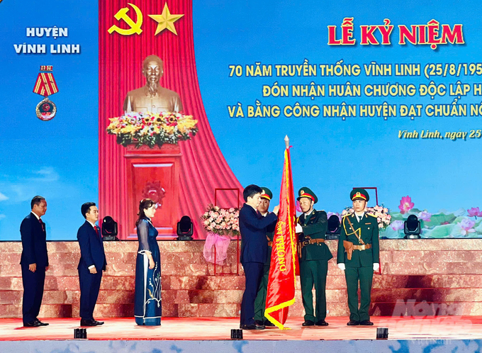 1-222731_664-222731.jpg Huyện Vĩnh Linh vinh dự đón nhận Huân chương Độc lập hạng Nhì. Ảnh: Võ Dũng.