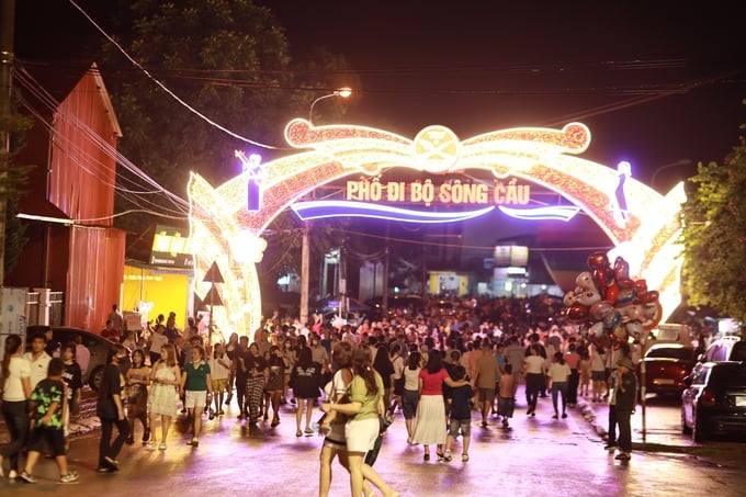456847050_8122276297838345_5897598890279200951_n-221909_613.jpg Khai trương phố đi bộ Sông Cầu tại thành Phố Bắc Kạn, tối 24/8. Ảnh: Ngọc Tú.