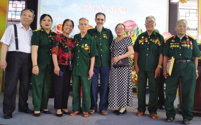 2-2-163105_425.jpg Từ trái qua, nghệ sĩ Nguyễn Hữu Luận, nghệ sĩ ưu tú Lệ Ngải, nghệ sĩ Hồng Thắm và nghệ sĩ Phương Lan (thứ 6) trong buổi gặp mặt kỷ niệm 50 năm Ngày truyền thống Sư đoàn 470. Ảnh: NVCC.